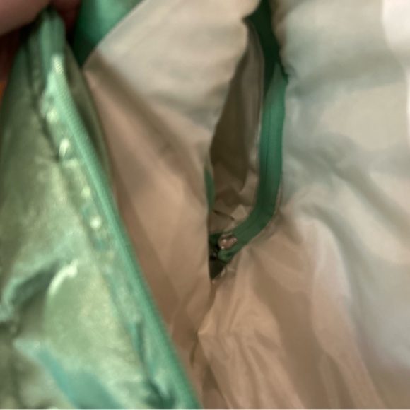 BNWT metallic green down puffer that converts into vest with removavle hood - Picture 4 of 9